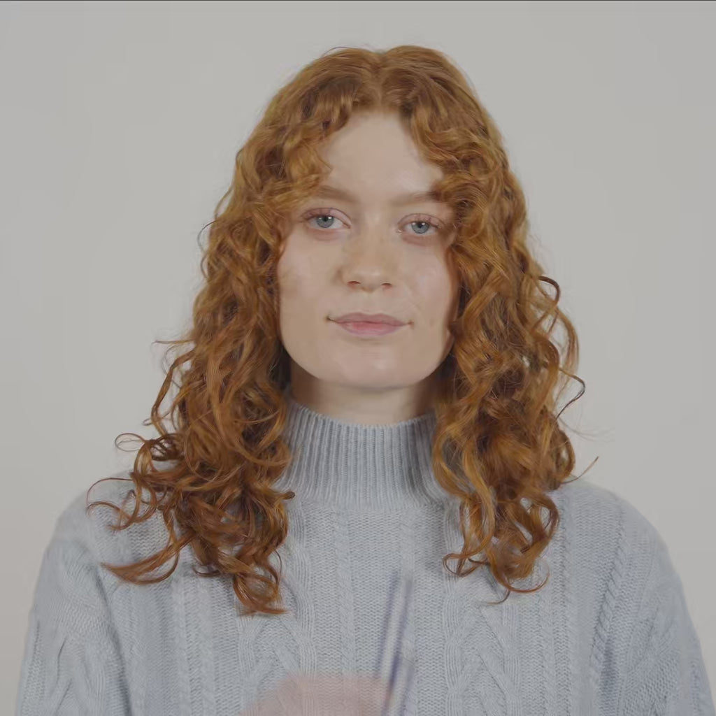 Frau testet ihren Speichel mit dem inne Strip